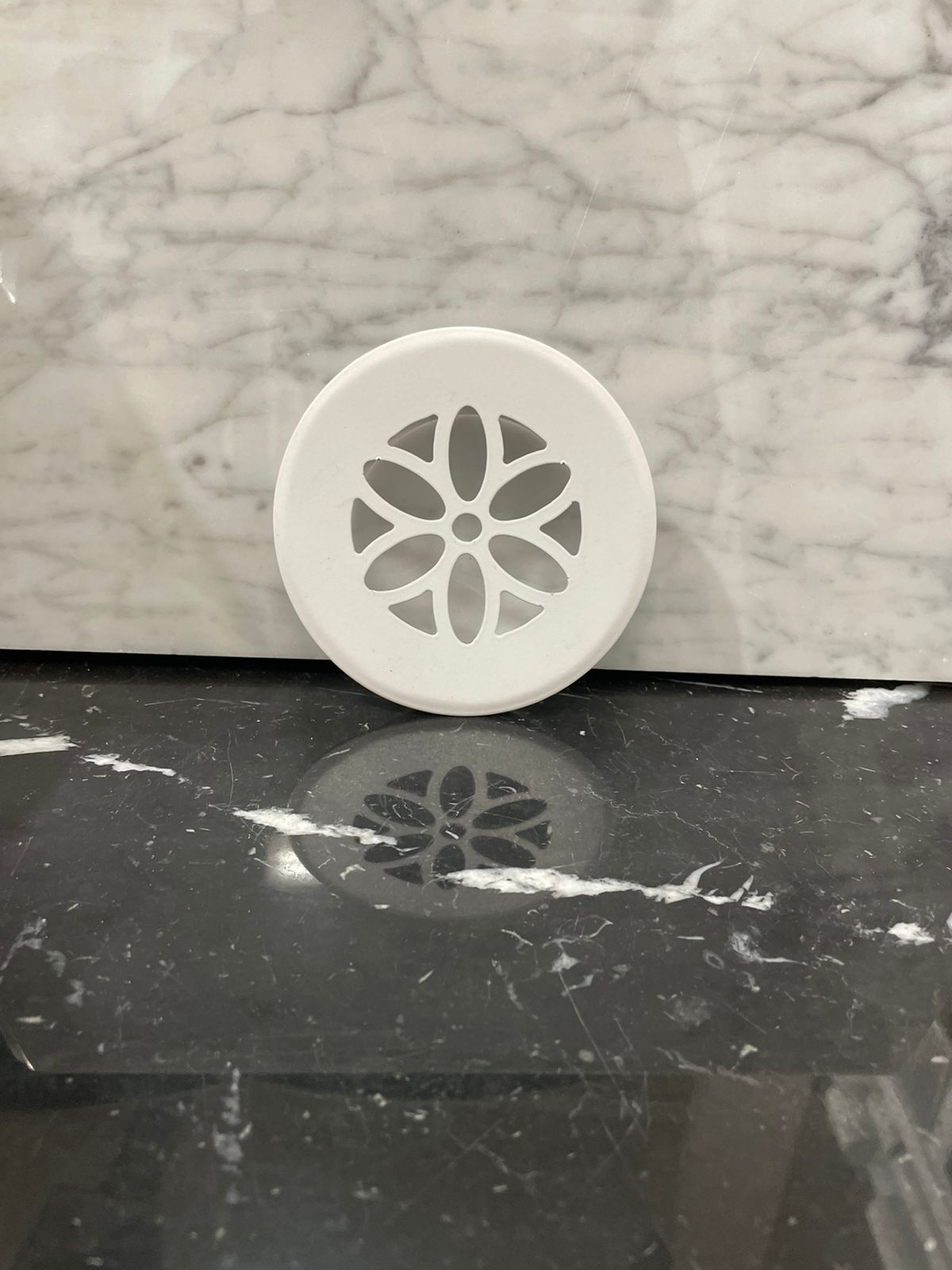 Решётка вентиляционная на магнитах цветок 100 мм белая